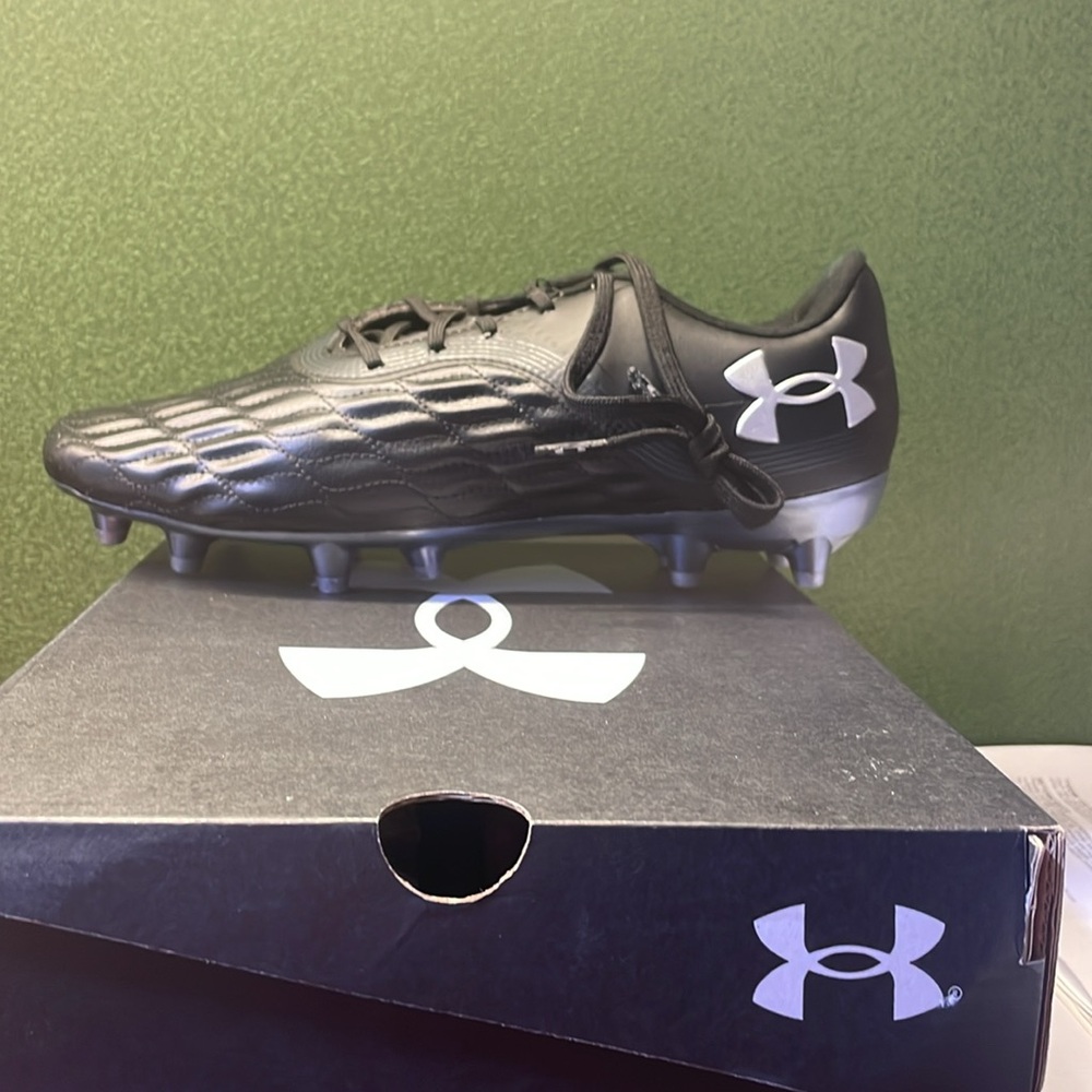Under armour soccer cleats, unisex, new and never worn